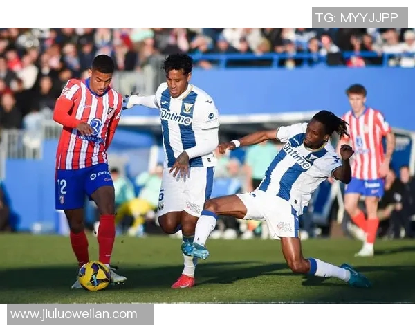 2013年巴萨与巴黎的巅峰对决回顾与精彩瞬间分析 2013年巴萨与巴黎的巅峰对决回顾与精彩瞬间分析