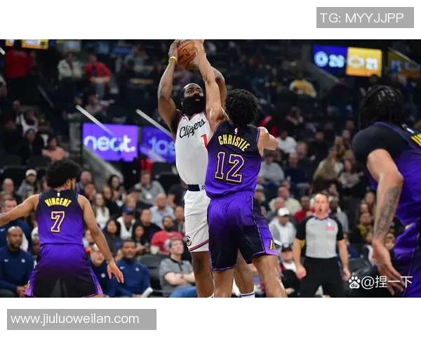 2015年马刺与湖人经典对决回顾：传奇球队的巅峰对抗与精彩瞬间